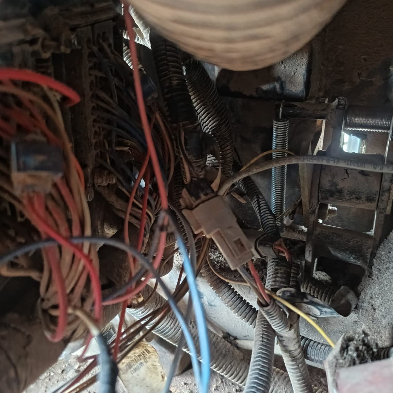 Fiação e chicotes elétricos sob o painel da máquina