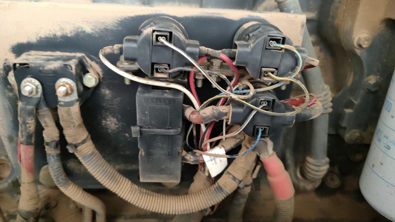 Chicote elétrico e conectores sendo inspecionados
