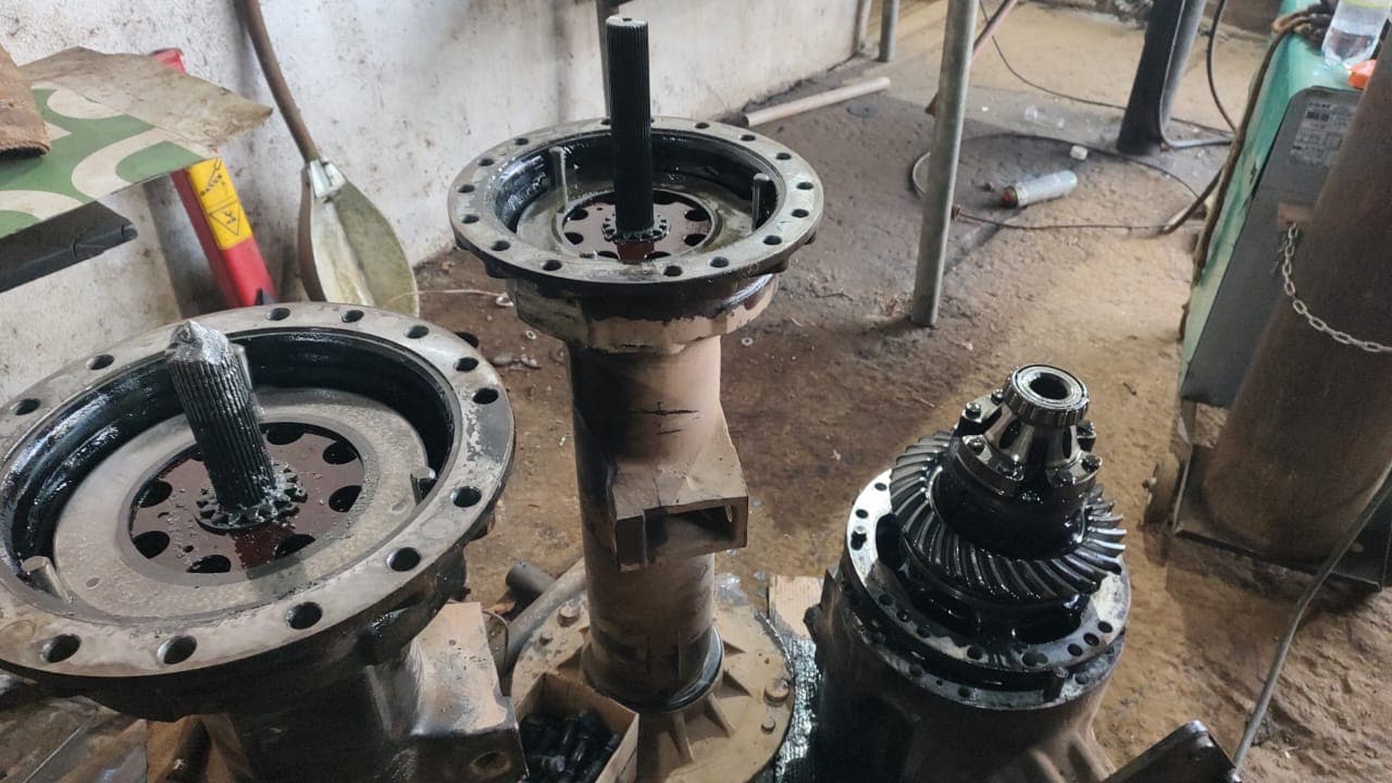 Cubos de redução e conjunto do diferencial desmontados no chão da oficina