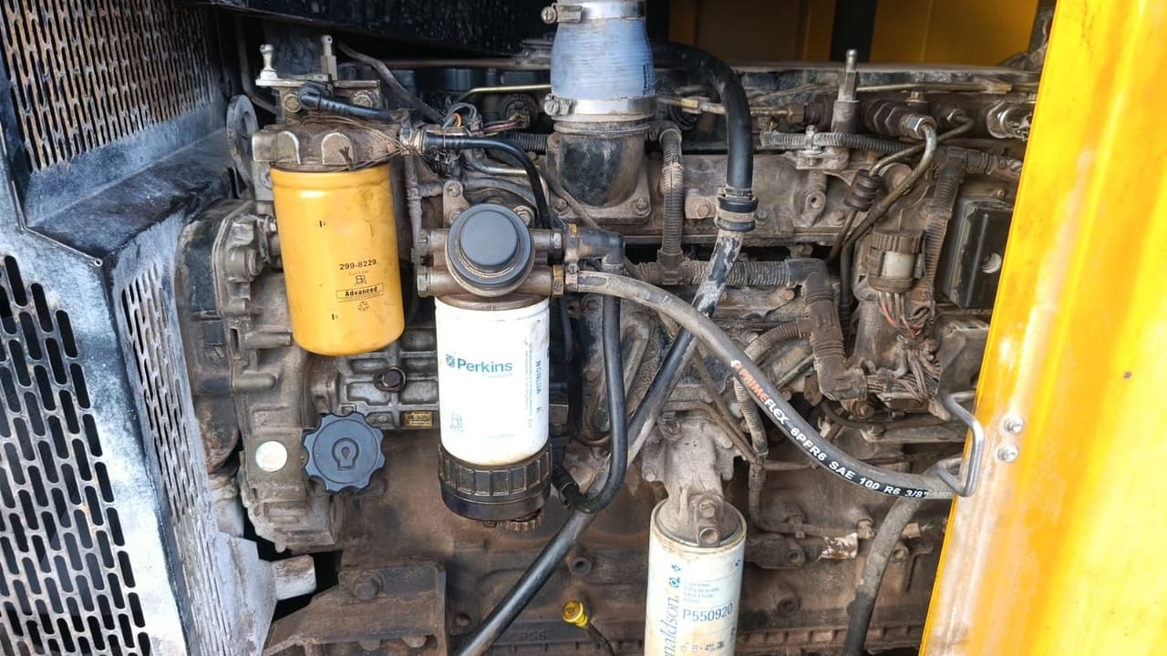Compartimento do motor com filtros de combustível e de óleo
